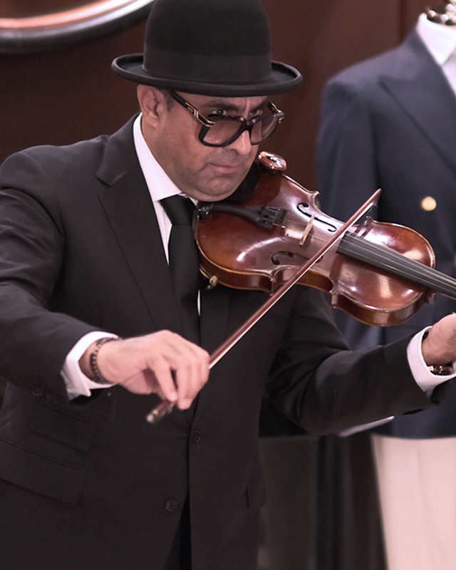 外国人男性ヴァイオリニストー Male violinist- Paul Florea -タレント・モデル事務所東京-Talent Model Agency Tokyo