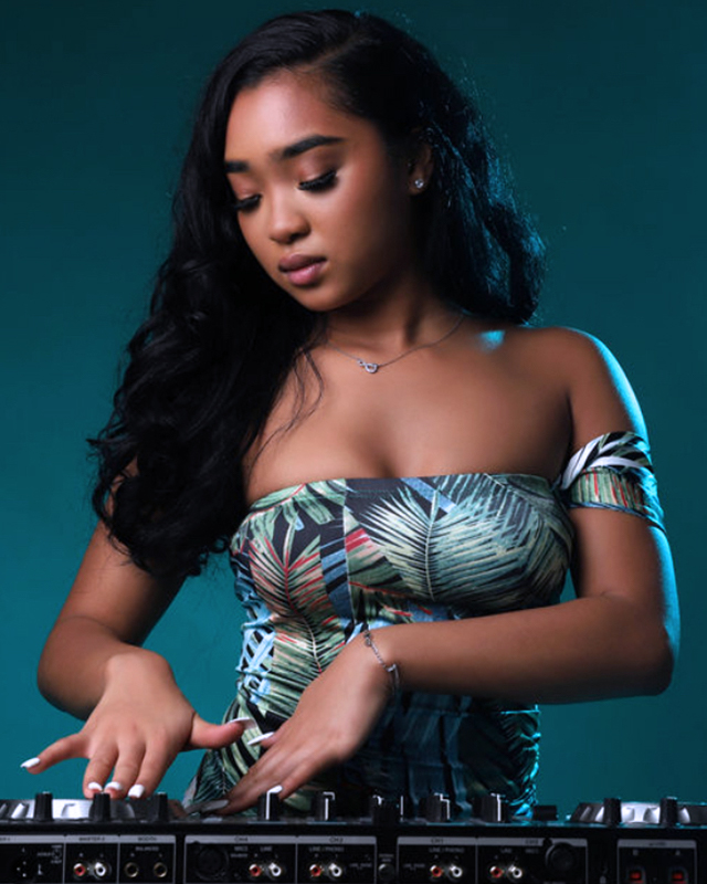 外国人女性DJ- Female DJ- Megami -Talent Model Agency - Tokyo - L’agente