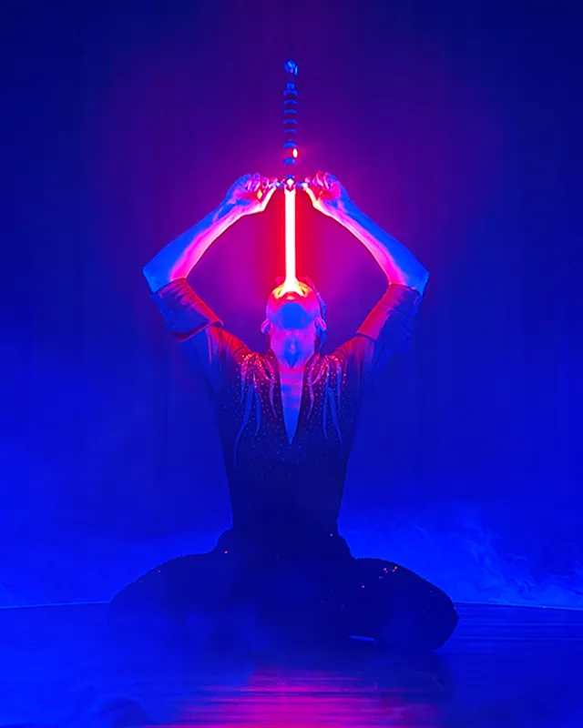 外国人男性パフォーマーMale Performer-空中芸師-剣呑み師-Aerialist-Sword Swallower-Jean-Luc-タレント・モデル事務所東京-Talent Model Agency Tokyo